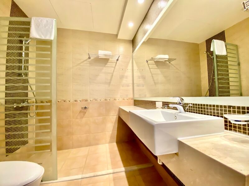 Modern Studio in Pearl